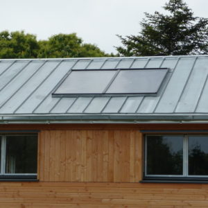 Panneaux solaires thermiques intégrés dans une toiture en zinc